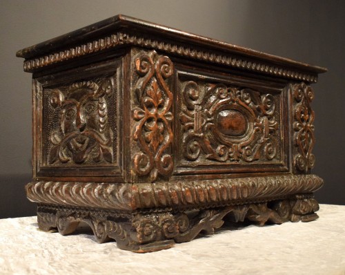 Antiquités - Small carved chest of the Italian Renaissance - Lombardy 16th century